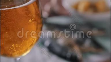 在干鱼面前的啤酒杯里放着啤酒
